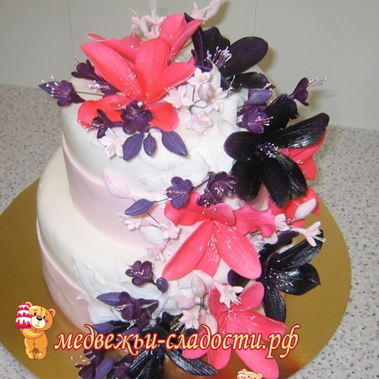Свадебный торт с саранками - лилия лесная и колокольчиками